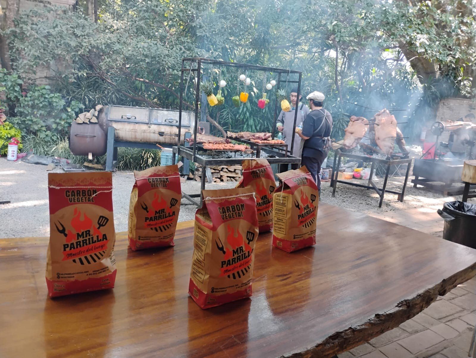 Bolsas de carbón Mr. Parrilla en evento